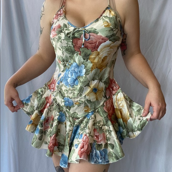 Floral Lingerie - Picture 4 of 4